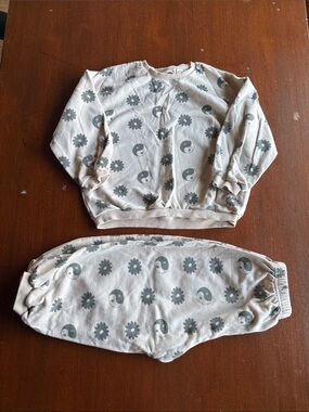 INDY and PIPPA Yin Yang & Daisy Print Sweatshirt Set in Light Beige